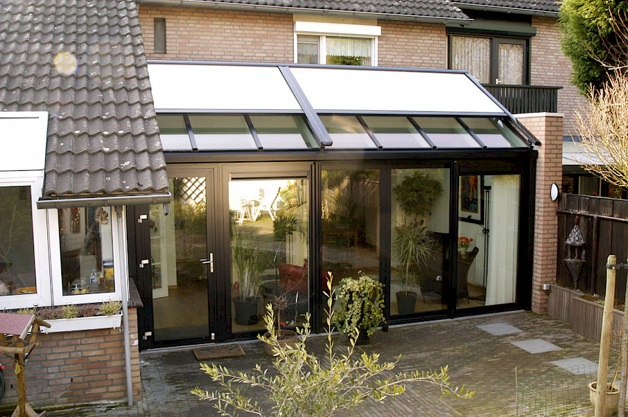 Aanbouw of uitbouw met glazen dak