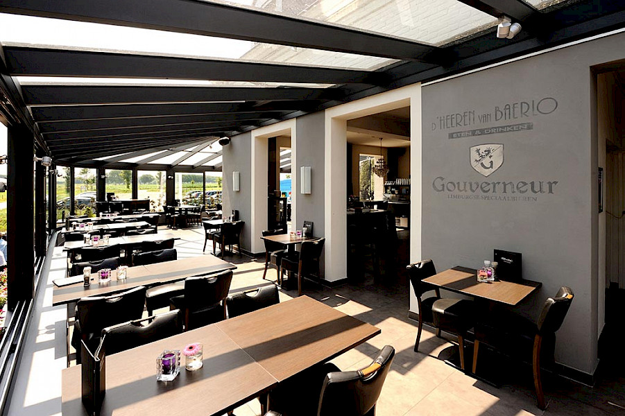 Aanbouw of uitbouw met glazen dak