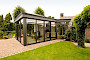 Aanbouw of uitbouw met glazen dak