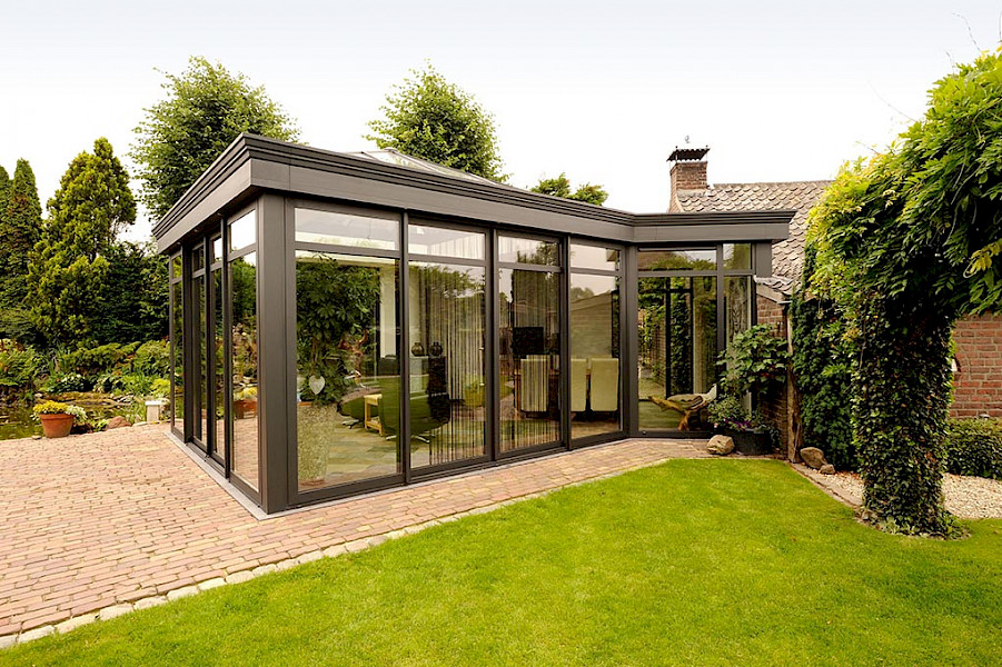 Aanbouw of uitbouw met glazen dak