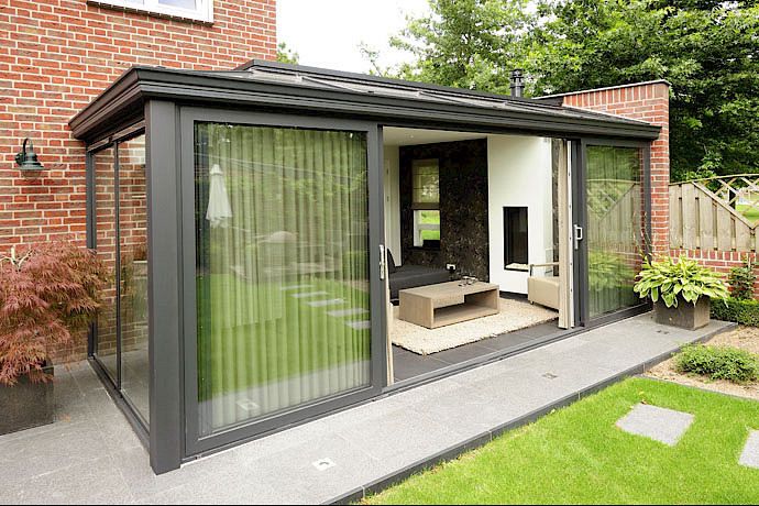 Aanbouw of uitbouw met glazen dak