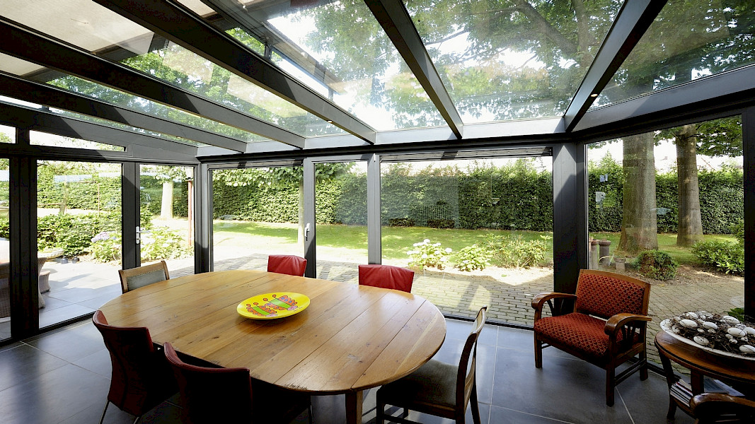 Aanbouw of uitbouw met glazen dak