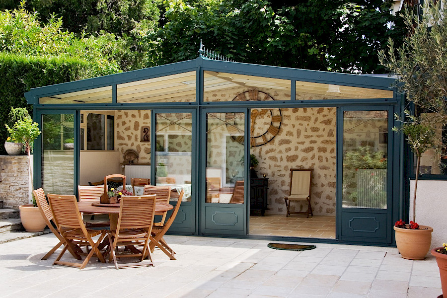 Aanbouw of uitbouw met glazen dak