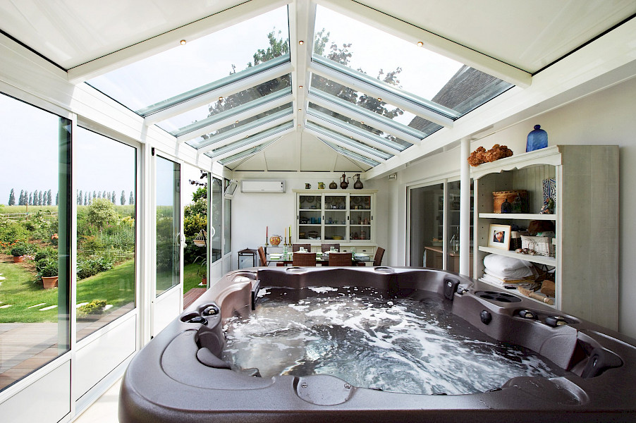 Aanbouw of uitbouw met glazen dak