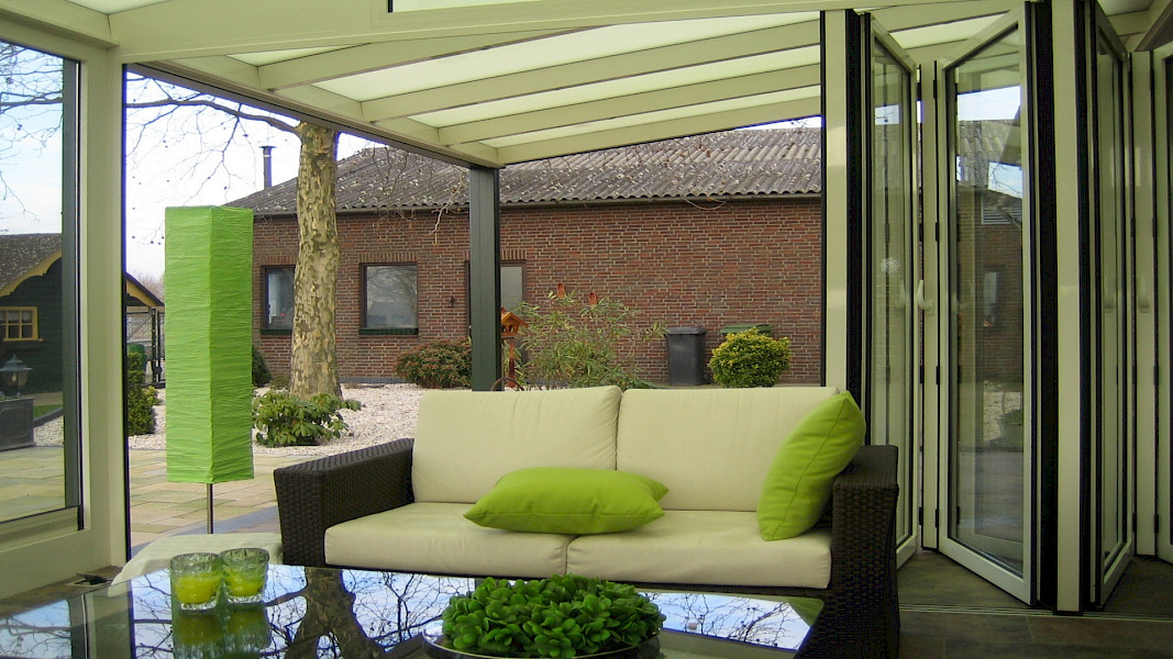 Aanbouw of uitbouw met glazen dak