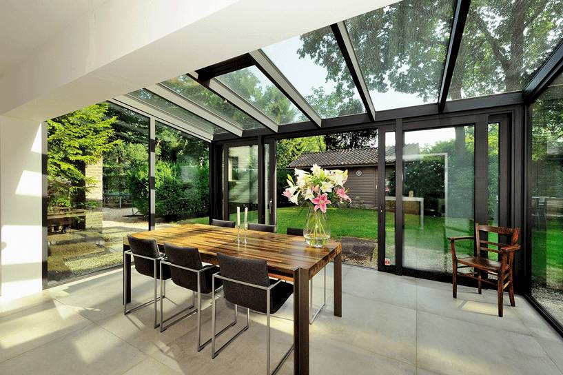 Aanbouw of uitbouw met glazen dak