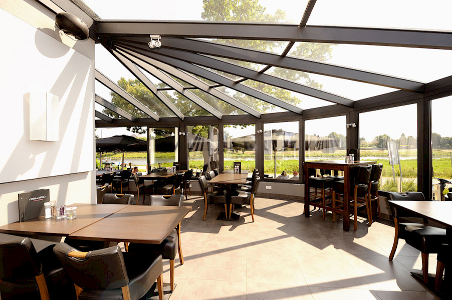 Aanbouw of uitbouw met glazen dak