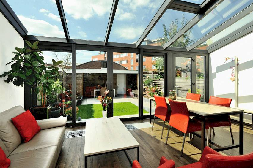 Aanbouw of uitbouw met glazen dak