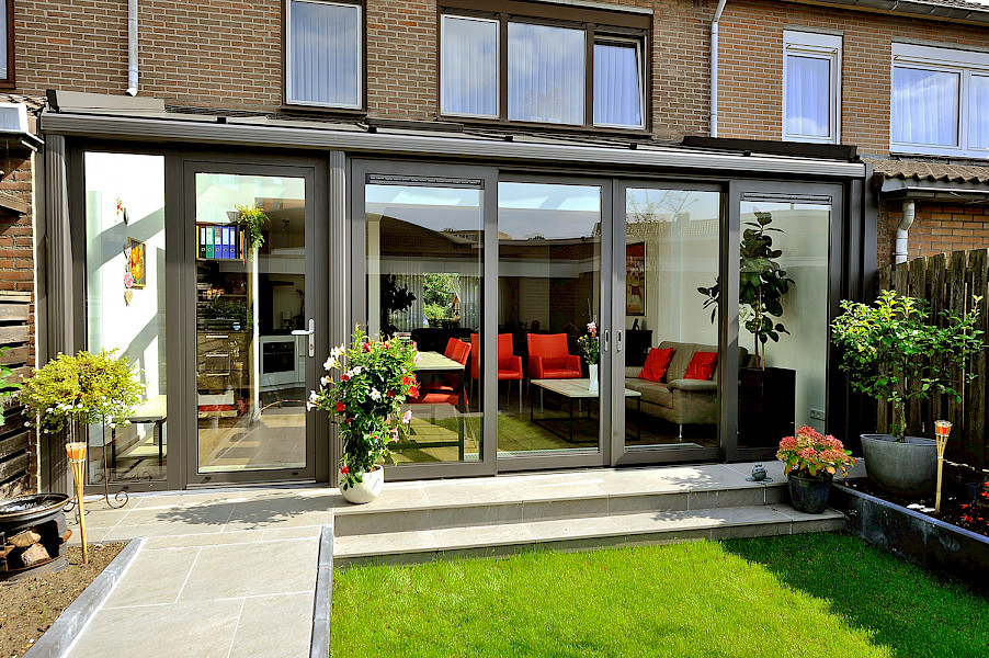 Aanbouw of uitbouw met glazen dak