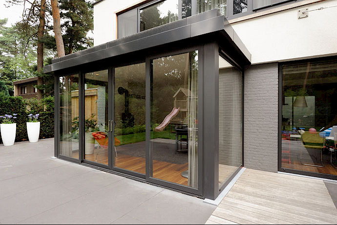 Aanbouw of uitbouw met glazen dak