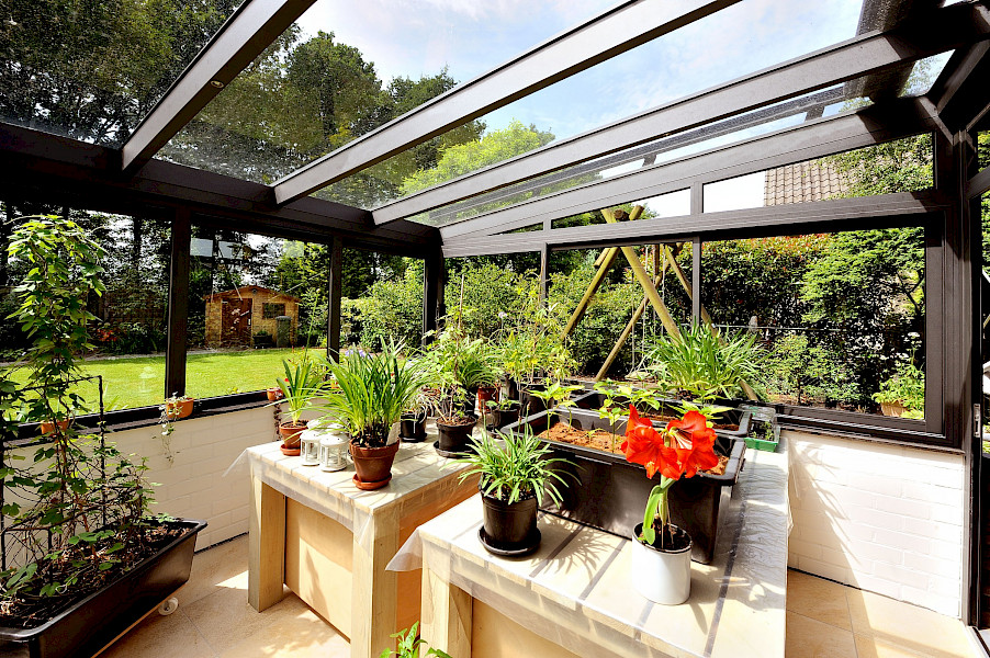 Geniet van je tuin deze zomer met een overkapping