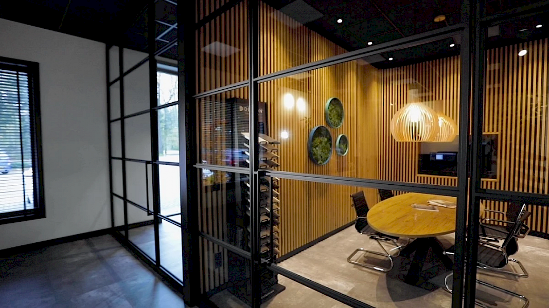 stalen kozijnen en deuren op kantoor