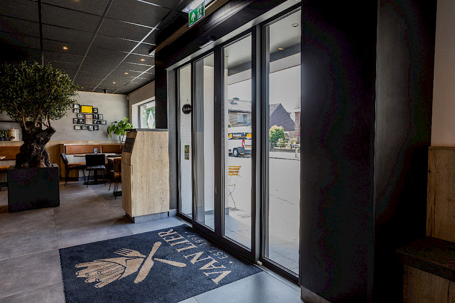 Nieuwe aluminium kozijnen en schuifdeur Cafetaria van Lier
