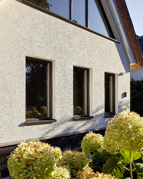 Moderne woningtransformatie met 36 aluminium kozijnen