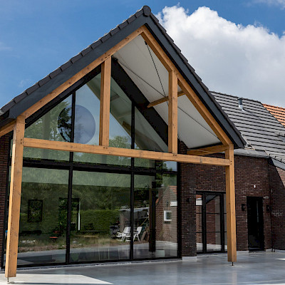 Uitbreiding woonhuis met alu kozijnen, voordeur en vleugeloverdekkend paneel