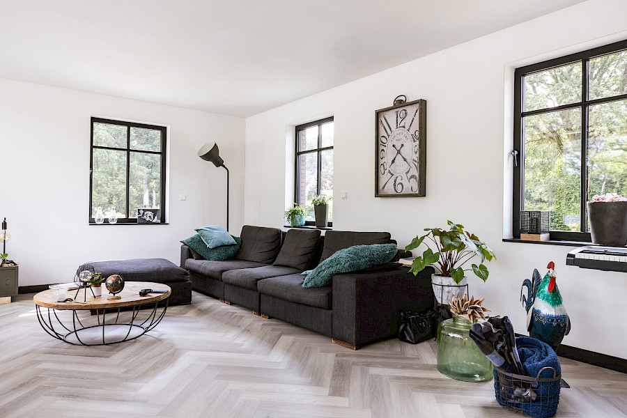 Uitbreiding woonhuis met alu kozijnen, voordeur en vleugeloverdekkend paneel