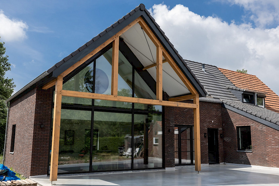 Uitbreiding woonhuis met alu kozijnen, voordeur en vleugeloverdekkend paneel