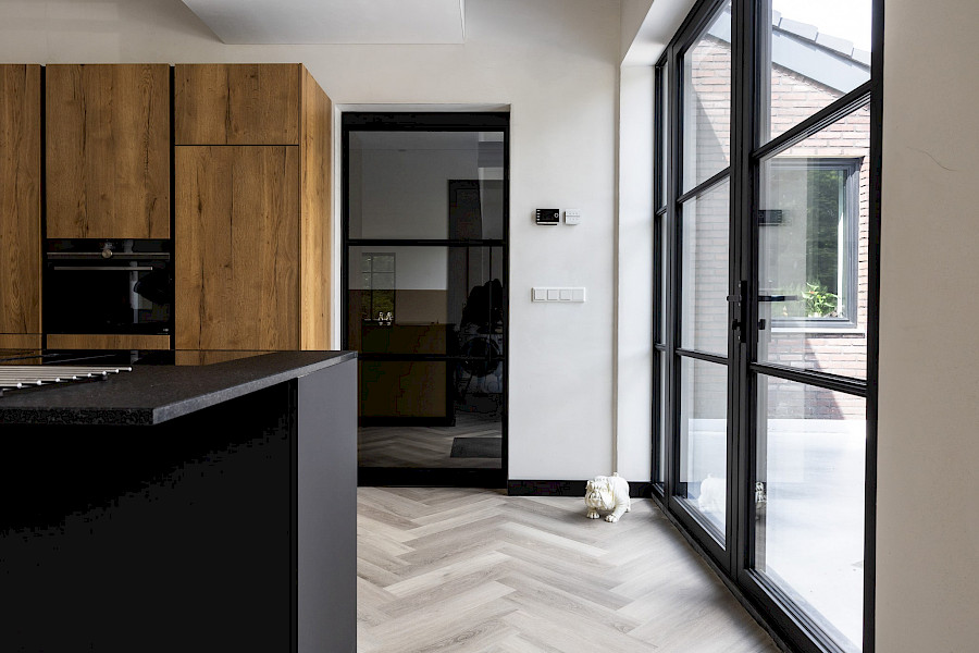 Uitbreiding woonhuis met alu kozijnen, voordeur en vleugeloverdekkend paneel