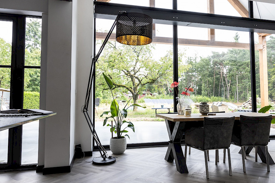 Uitbreiding woonhuis met alu kozijnen, voordeur en vleugeloverdekkend paneel