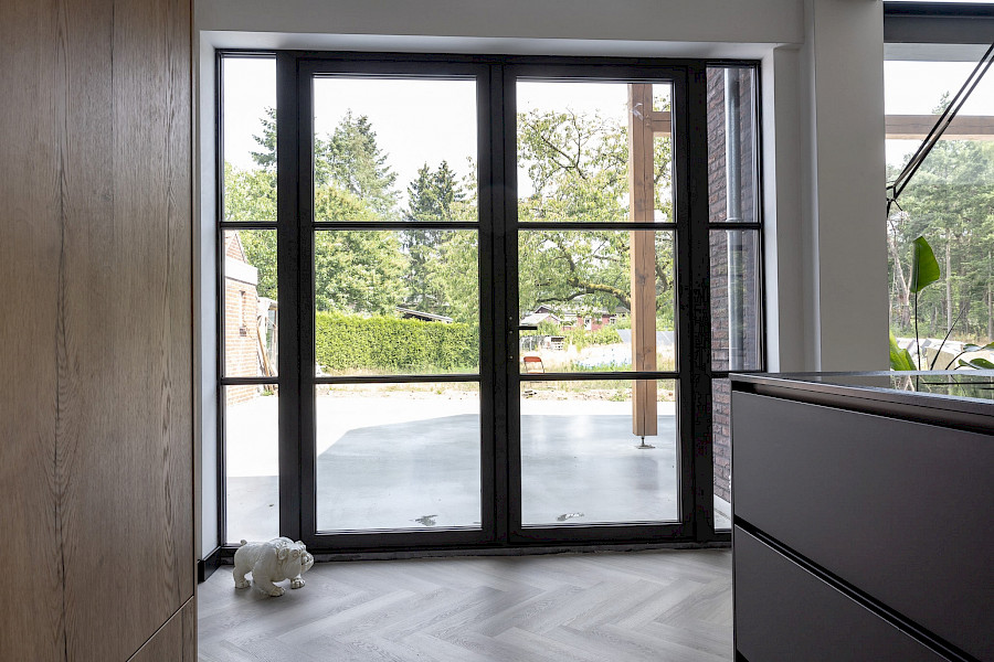 Uitbreiding woonhuis met alu kozijnen, voordeur en vleugeloverdekkend paneel