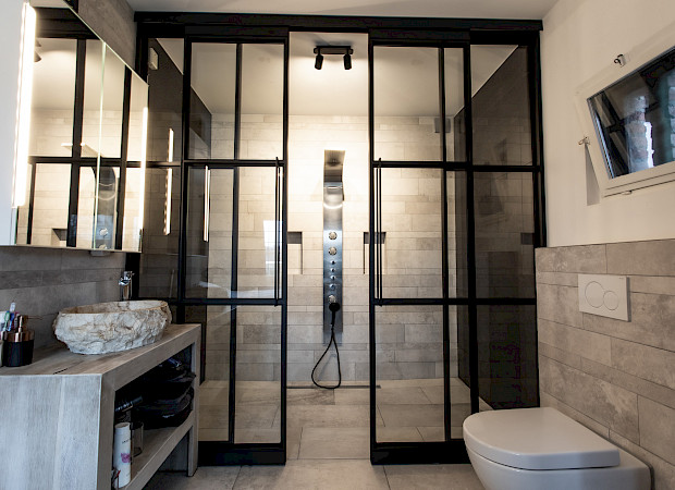 zwarte-steellook-binnendeur-modern-badkamer