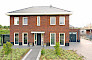 Ontdek onze wereld van kunststof, aluminium en houtlook voordeuren.