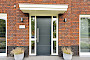 Ontdek onze wereld van kunststof, aluminium en houtlook voordeuren.
