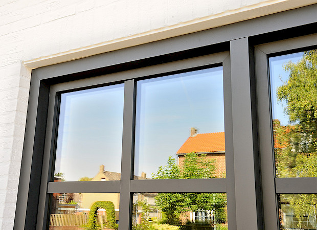 strakke aluminium kozijnen grijs