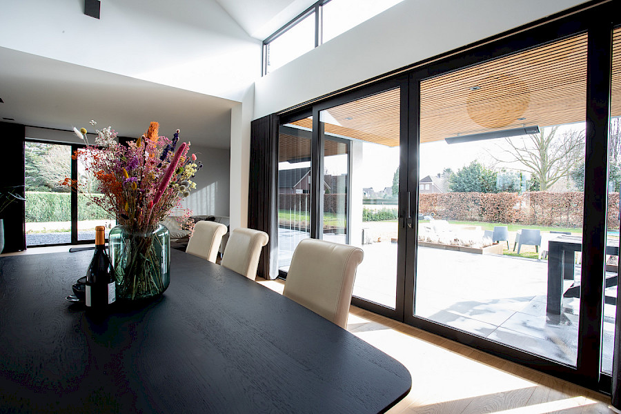 Zwarte aluminium schuifdeur