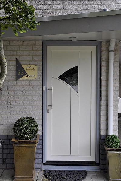 Moderne houten voordeur