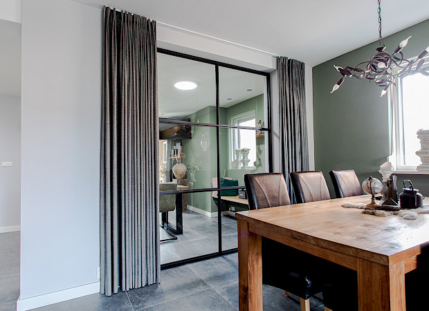 Glazen industriële binnendeur met kozijn