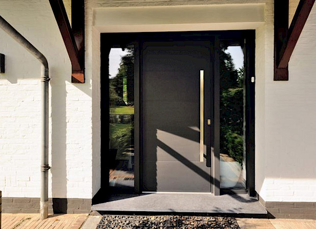 Zwarte stalen voordeur met glas?