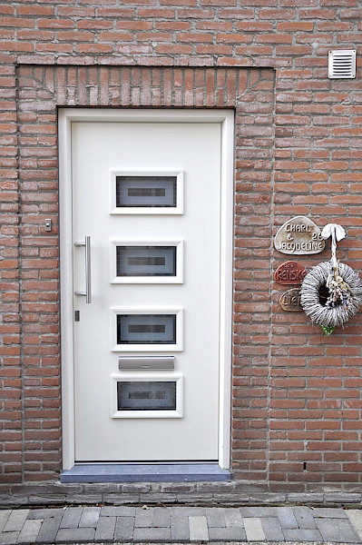 Stalen voordeur met kozijn