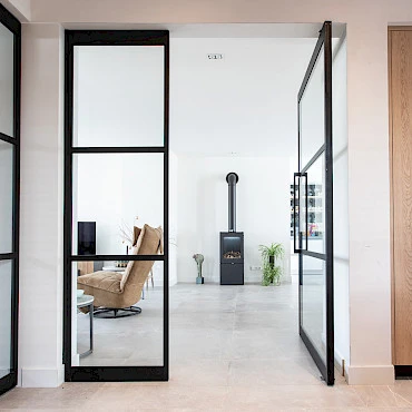 moderne strakke houten voordeur met zijlicht en kozijn van aluminium